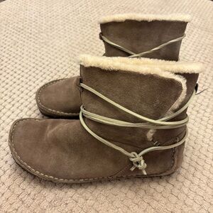 Clarks Originals Tan Leather Shearling Winter Ankle Boots, Size 10